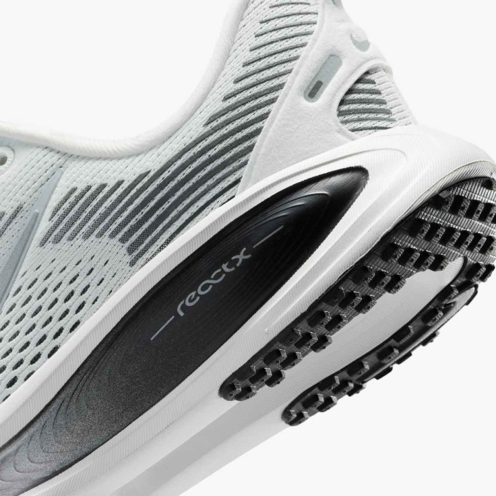 ZAPATILLAS NIKE MOD. VOMERO 18